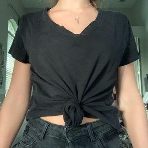 SIMPLE BLACK V-NECK!